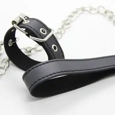 O-Products - Leather Buckle Ring with Leash. Wytrzymała obroża na penisa z łańcuchową smyczą z wegańskiej skóry 