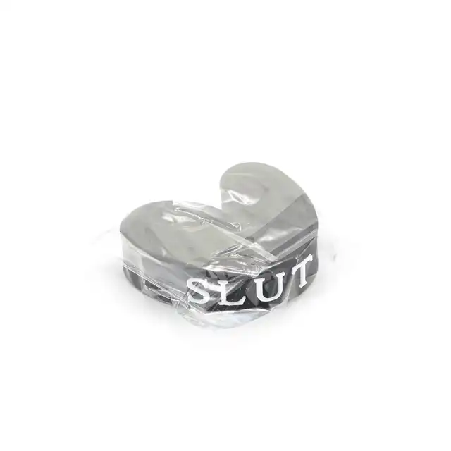 O-Products - Silicone Collar (SLUT) - silikonowa obroża z białym napisem SLUT. Regulowana szerokość