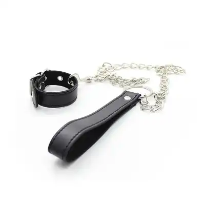 O-Products - Leather Buckle Ring with Leash. Wytrzymała obroża na penisa z łańcuchową smyczą z wegańskiej skóry 