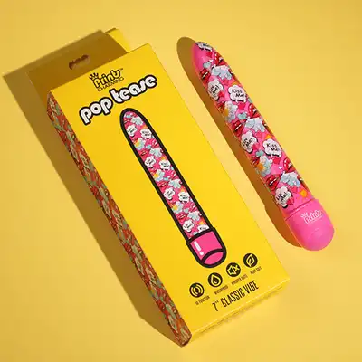 Prints Charming - Pop Tease 7". Rozkoszny, smukły wibrator z printem soczystych, przygryzionych ust.
