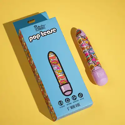 Prints Charming - Pop Tease 5" Purple. Rozkoszny, smukły wibrator z printem "Fuck" pokazującym to czego naprawdę pragniesz.