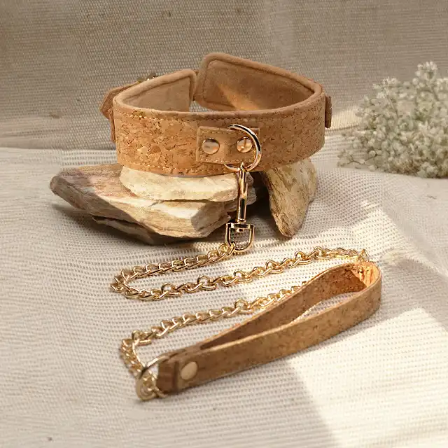 Vegan Fetish - Collar with Leash. Wegański zestaw na szyję z wytrzymałego, korkowego materiału. Idealny prezent do butelki wina.