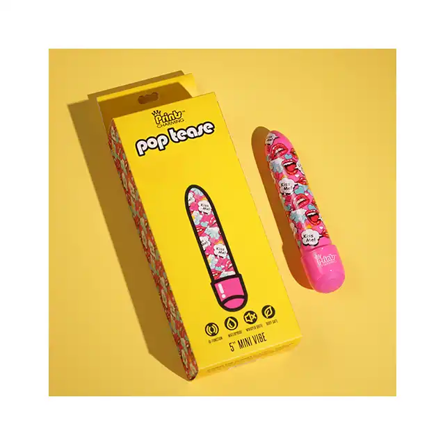 Prints Charming - Pop Tease 5" Pink. Rozkoszny, smukły wibrator z printem soczystych, przygryzionych ust.