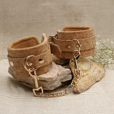 Vegan Fetish - Wrist Cuffs. Wegańskie kajdanki na ręce. Zniewalanie w wegańskim stylu. Idealny prezent do butelki wina.