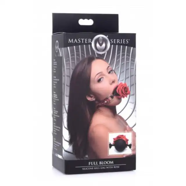 Master Series - Eye-Catching Ball Gag With Rose. Luksusowy knebel z realistyczną czerwoną różą i paskiem z koronką 