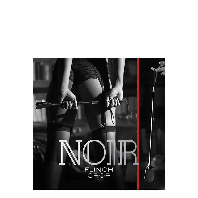 Blush - Noir Flinch Crop. Bat do zabaw BDSM. Długa rączka, teksturowana rękojeść i  końcówka z dwóch pasków