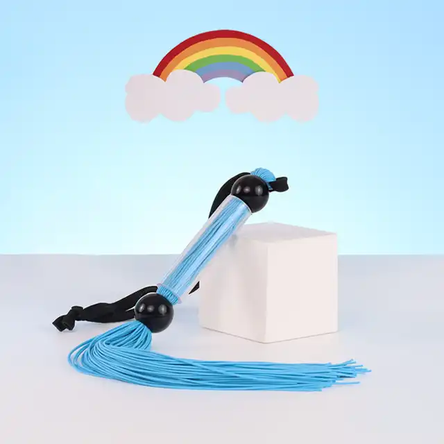 Guilty Pleasure BDSM - Silicone Flogger Whip Blue. Niebieski bicz silikonowy do delikatnego głaskania i mocnych uderzeń. BDSM masz we krwi