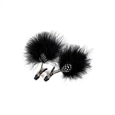 Guilty Pleasure BDSM - Feather Nipple Clamps. Seksowne klamerki na sutki z możliwością regulacji ucisku. Zdobione zmysłowymi piórkami stymulującymi piersi