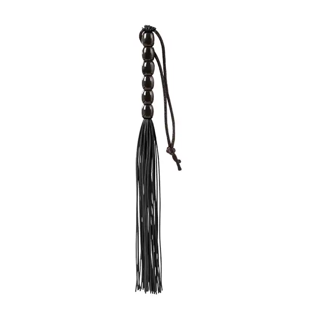 Guilty Pleasure BDSM - Rubber Mini Whip. Mini bat z delikatnymi paskami i elegancko zdobioną rękojeścią. Delikatne głaskanie i mocniejsze uderzenia