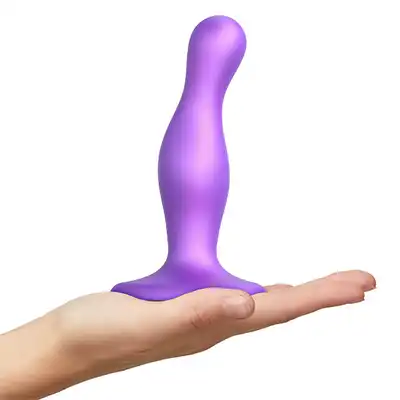 Strap-On-Me - Dildo Plug Curvy S Purple - eleganckie dildo o niepowtarzalnym kolorze i kształcie. Elektryzujące wrażenia! 