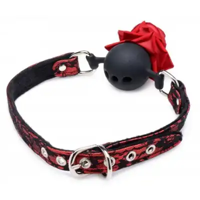 Master Series - Eye-Catching Ball Gag With Rose. Luksusowy knebel z realistyczną czerwoną różą i paskiem z koronką 