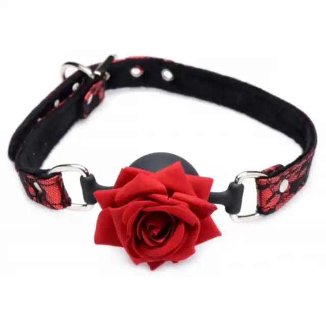 Master Series - Eye-Catching Ball Gag With Rose. Luksusowy knebel z realistyczną czerwoną różą i paskiem z koronką 