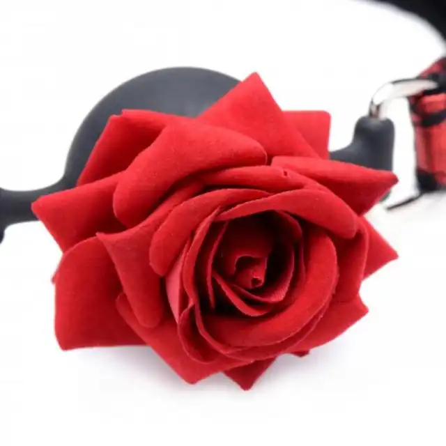 Master Series - Eye-Catching Ball Gag With Rose. Luksusowy knebel z realistyczną czerwoną różą i paskiem z koronką 