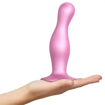 Strap-On-Me - Dildo Plug Curvy S Pink - dildo marki premium o unikatowym kształcie i metalicznym kolorze
