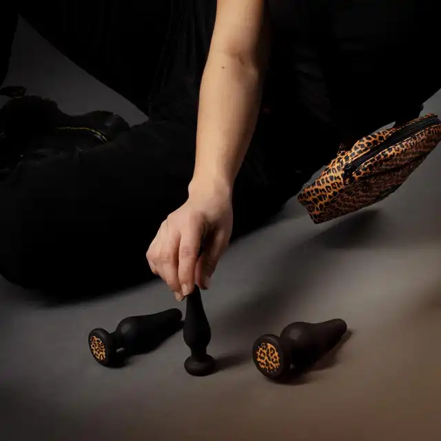 Panthra - Kesia. Zestaw korków analnych, zdobionych za pomocą eleganckiej i drapieżnej panterki. 