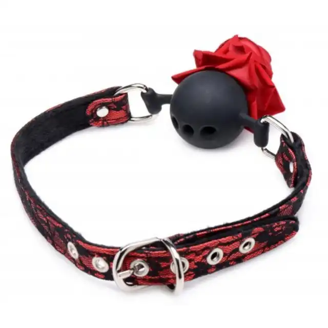 Master Series - Eye-Catching Ball Gag With Rose. Luksusowy knebel z realistyczną czerwoną różą i paskiem z koronką 