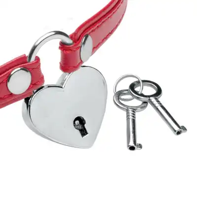 Master Series - Heart Lock Collar. Czerwona obroża z kłódką w kształcie serca. Wegańska skóra 