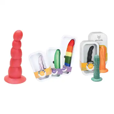 Ylva &amp; Dite - Circe Bright Red. Czerwone dildo z silikonu premium, wypróbuj samo lub z uprzężą jako strapon.