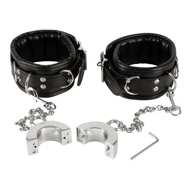 Fetish Collection - Handcuffs &amp; Cock Ring. Kajdanki z ringiem na penisa, zamykane specjalnym kluczem. Nowy wymiar zniewolenia 