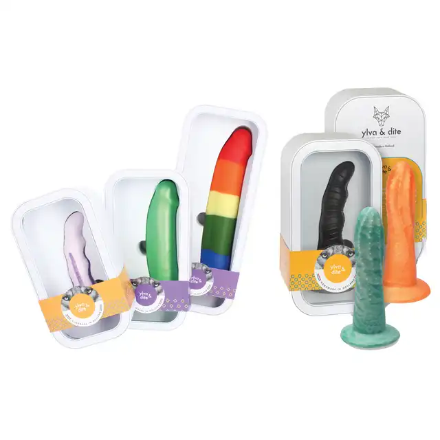 Ylva &amp; Dite - Circe Bright Red. Czerwone dildo z silikonu premium, wypróbuj samo lub z uprzężą jako strapon.