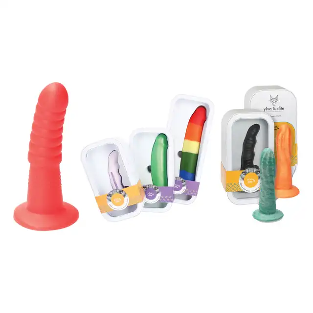 Ylva &amp; Dite - Aria Red Dildo - prążkowane, czerwone dildo wykonane z silikonu premium