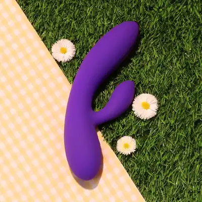 FeelzToys - Lea Purple Glitter - wibrator z króliczkiem do perfekcyjnej stymulacji. Dwa silniki sterowane niezależnie 