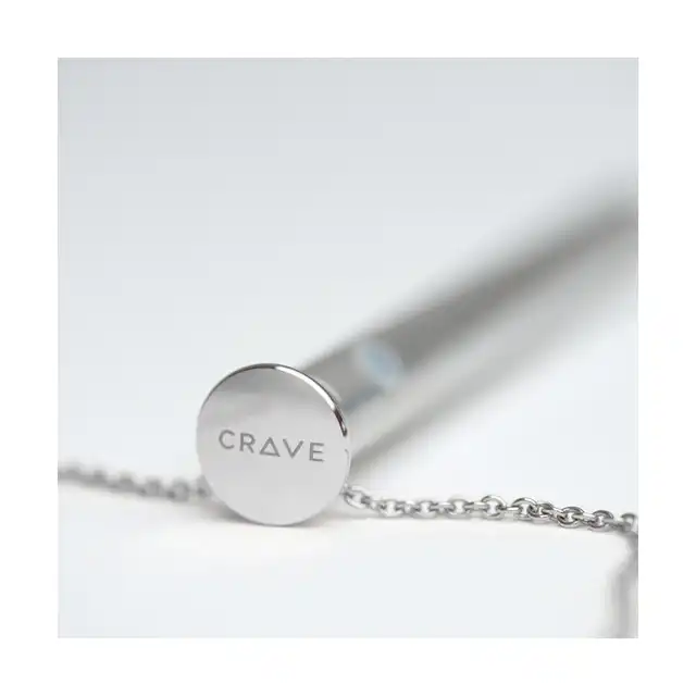 Crave - Vesper Vibrator Necklace Silver. Elegancki i dyskretny wibrator w formie naszyjnika. Wykonany ze stali nierdzewnej. Luksusowy naszyjnik z wibratorem o podłużnym kształcie
