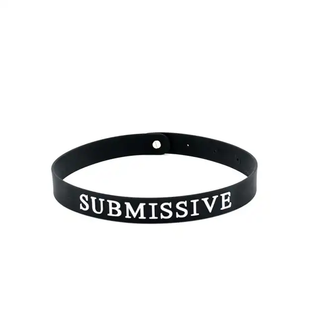 O-Products - Silicone Collar Submissive - silikonowa obrozą z białym napisem submissive. Regulowana szerokość