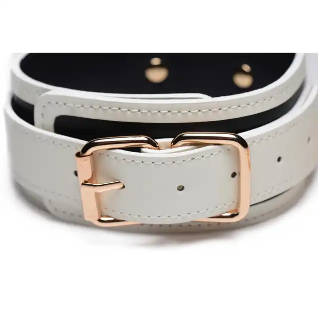 Master Series - Kink in the Dark Collar &amp; Belt. Zestaw obroży ze smyczą w biało-złotej kolorystyce. Materiał świecący w ciemności!