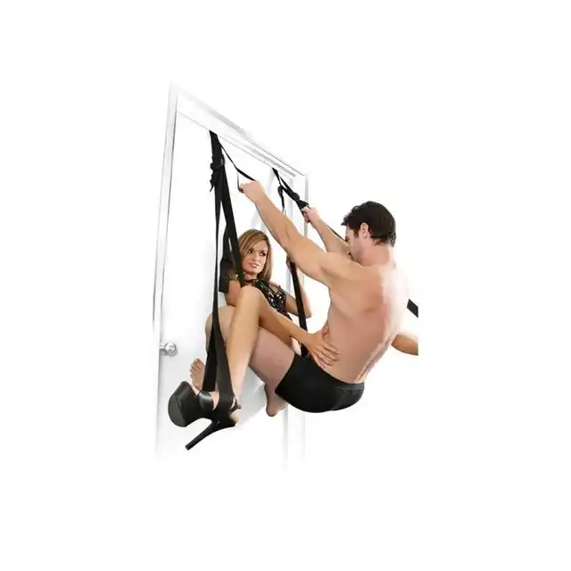 Fetish Fantasy - Deluxe Fantasy Door Swing. Huśtawka erotyczna z mocnych pasów z szerokim siedziskiem. Idealne urozmaicenie dla par pragnących razem wznieść się na erotyczne wyżyny