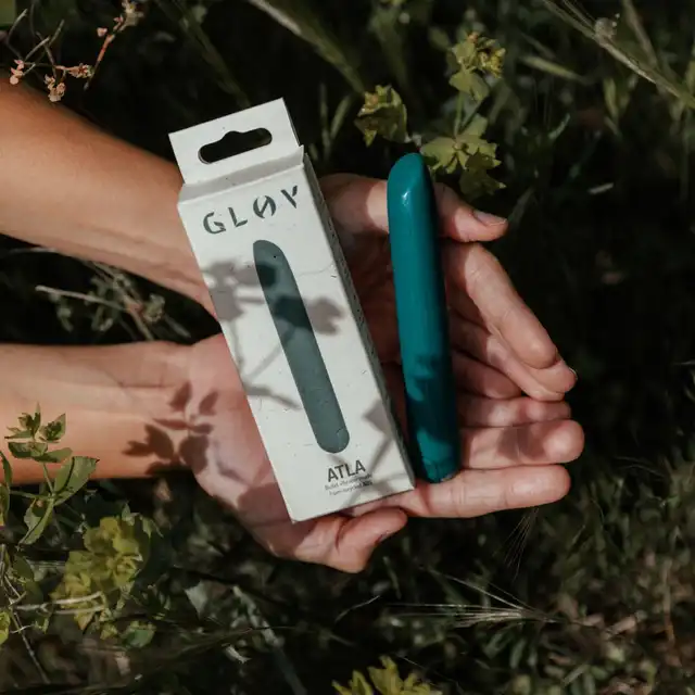 Glov - Atla Bullet Vibrator. Ekologiczny mini wibrator wykonany z recyklingowanego ABSu. Zwężająca końcówka do punktowej stymulacji. Idealny kolor dla każdej eko kobiety.