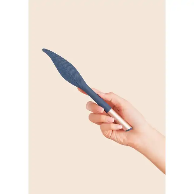 Deia - The Feather Vibrating Tickler - eleganckie i wszechstronne piórko do stymulacji stref erogennych! 