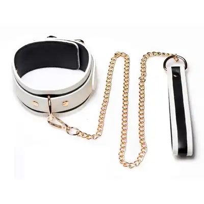 Master Series - Kink in the Dark Collar &amp; Belt. Zestaw obroży ze smyczą w biało-złotej kolorystyce. Materiał świecący w ciemności!