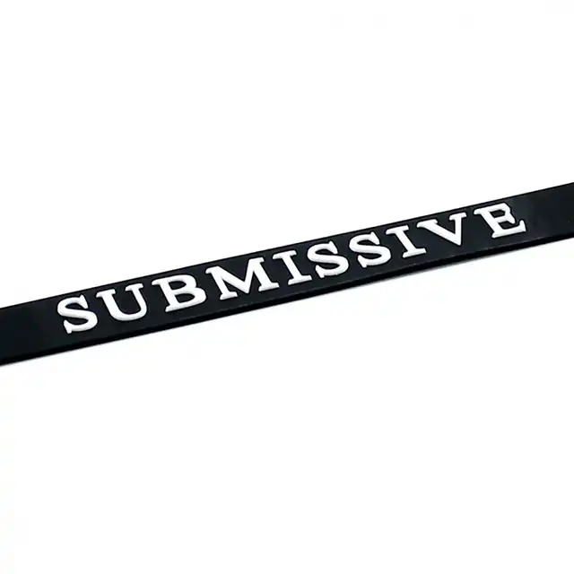 O-Products - Silicone Collar Submissive - silikonowa obrozą z białym napisem submissive. Regulowana szerokość