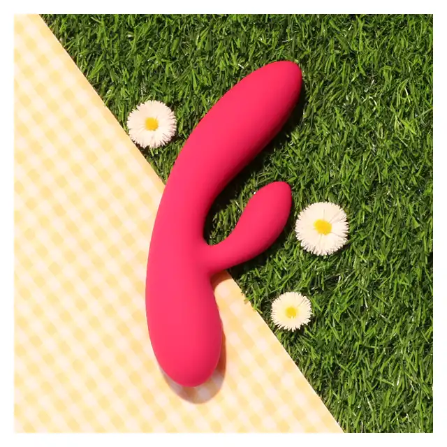 FeelzToys - Lea Rubine Red - wibrator z króliczkiem w eleganckim opakowaniu. Dwa, niezależne silniki