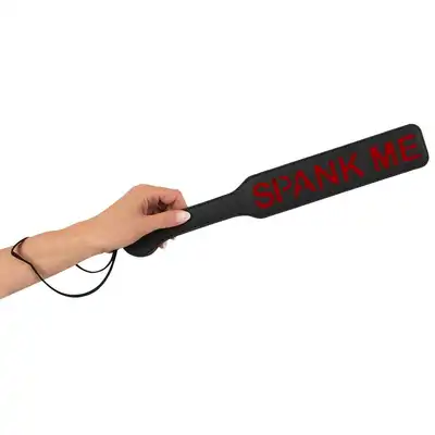 Bad Kitty - Spank Me Paddle - czarna packa z czerwonym napisem. Zostaw ślad na skórze 