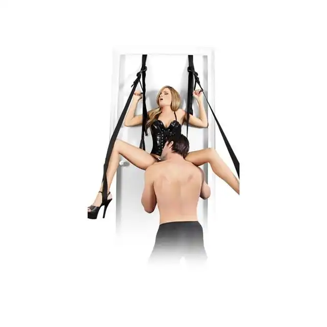 Fetish Fantasy - Deluxe Fantasy Door Swing. Huśtawka erotyczna z mocnych pasów z szerokim siedziskiem. Idealne urozmaicenie dla par pragnących razem wznieść się na erotyczne wyżyny