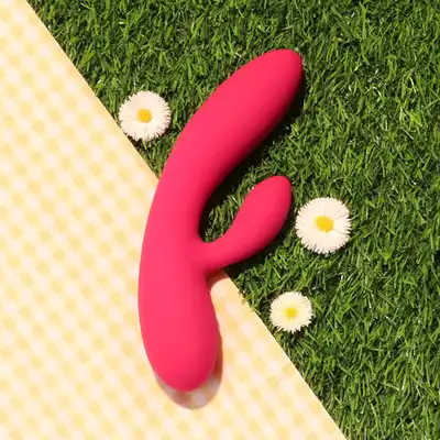 FeelzToys - Lea Rubine Red - wibrator z króliczkiem w eleganckim opakowaniu. Dwa, niezależne silniki