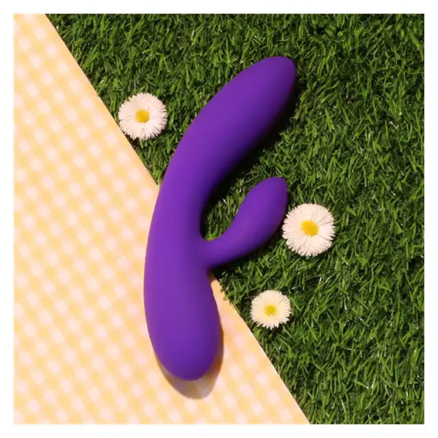 FeelzToys - Lea Purple Glitter - wibrator z króliczkiem do perfekcyjnej stymulacji. Dwa silniki sterowane niezależnie 
