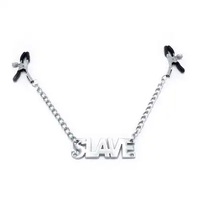 Oproducts - Nipple Clamps Slave. Klamerki na sutki z łańcuszkiem i stalowym napisem `Slave`