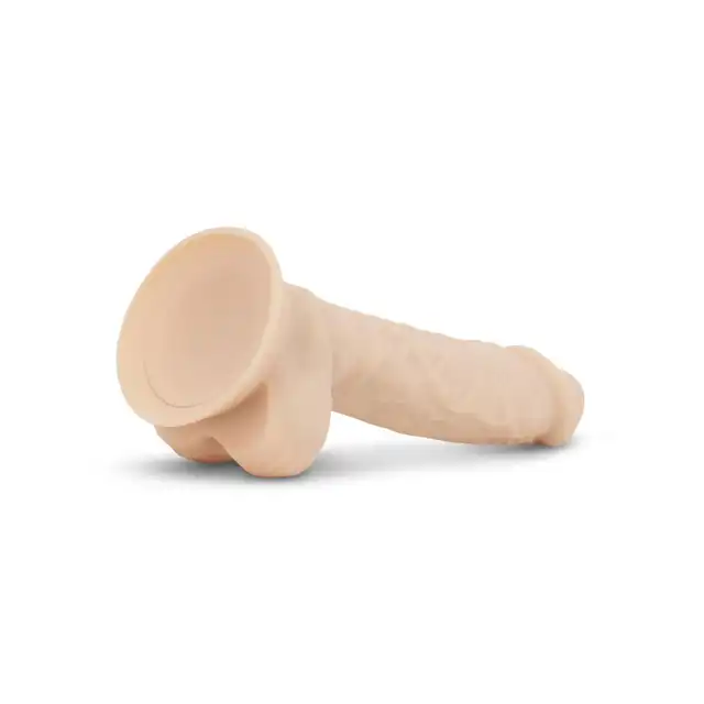 Real Fantasy - Percy. Realistyczne dildo z jądrami i przyssawką. Hipoalergiczny silikon i liczne teksturowania. 17,5 cm długości, 3,5 cm średnicy