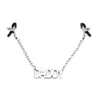 Oproducts - Nipple Clamps Daddy . Stalowe klamerki na sutki z masywnym napisem `Daddy`. Pikantny dodatek do zabaw 