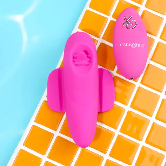 Calexotics - Remote Flicker Panty Teaser Pink - wibrator do majtek ze zdalnie sterowanym pilotem. Wyposażony w przyjemny język