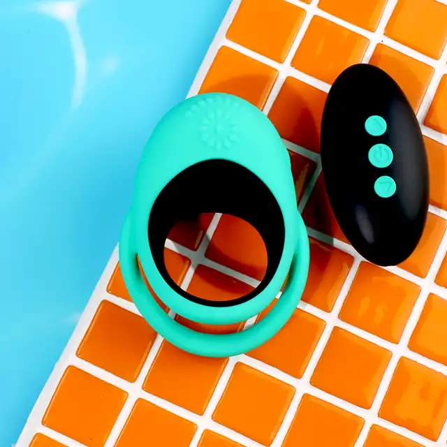 Calexotics - Link Up Remote Alpha Ring Green - podwójny ring na penisa i jądra. Zdalnie sterowany pilot