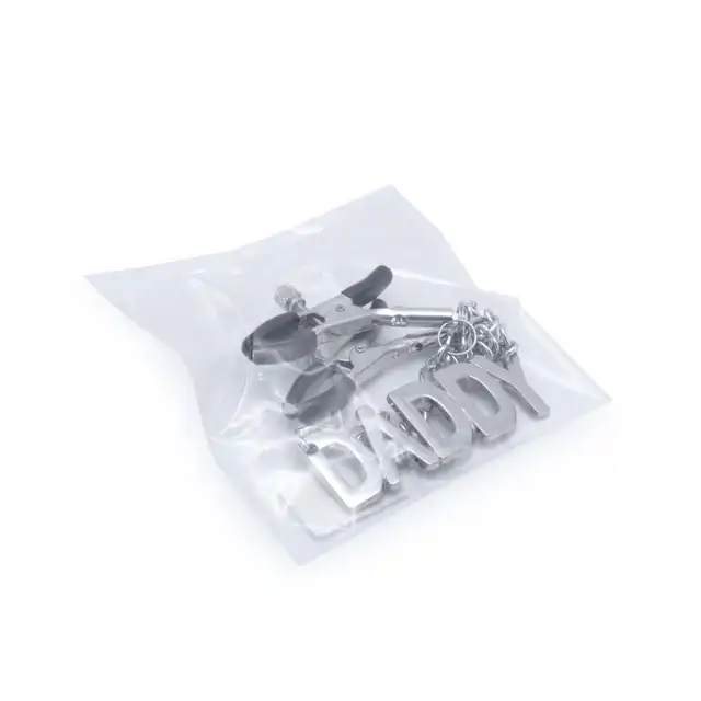 Oproducts - Nipple Clamps Daddy . Stalowe klamerki na sutki z masywnym napisem `Daddy`. Pikantny dodatek do zabaw 