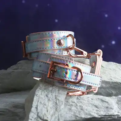 NSNovelties - Cosmo Bondage Wrist Cuffs - połączone kajdanki. Elektryzujący wzór holo