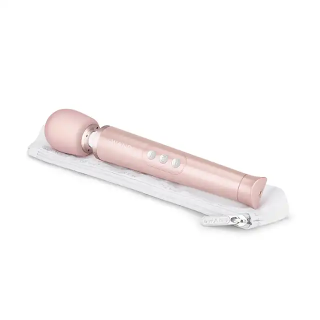 Le Wand - Petite Massager Rose Gold. Magiczna różdżka w eleganckim odcieniu różowego złota. 10 prędkości, 6 trybów wibracji. 