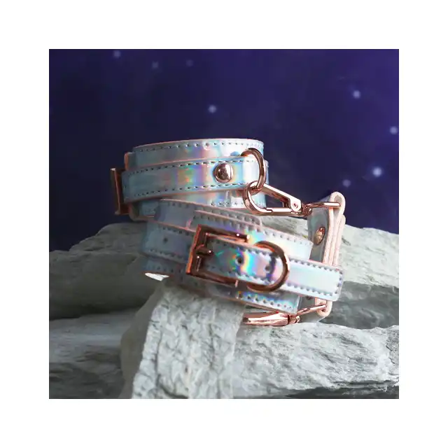 NSNovelties - Cosmo Bondage Wrist Cuffs - połączone kajdanki. Elektryzujący wzór holo