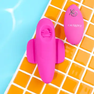 Calexotics - Remote Flicker Panty Teaser Pink - wibrator do majtek ze zdalnie sterowanym pilotem. Wyposażony w przyjemny język