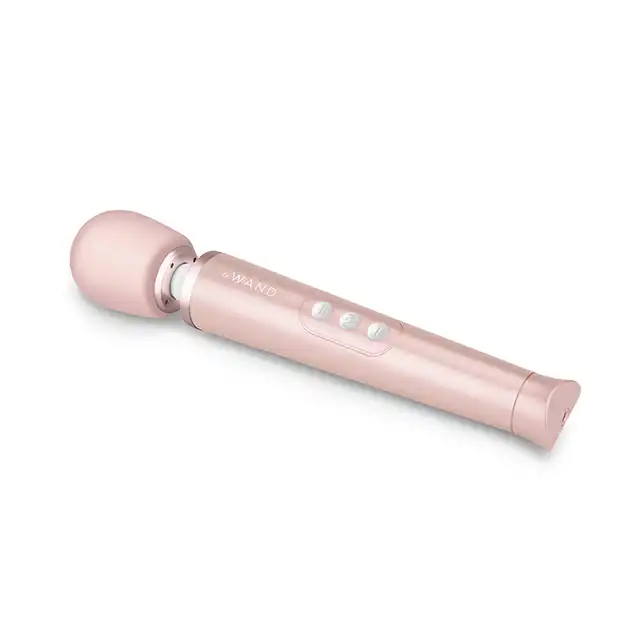 Le Wand - Petite Massager Rose Gold. Magiczna różdżka w eleganckim odcieniu różowego złota. 10 prędkości, 6 trybów wibracji. 